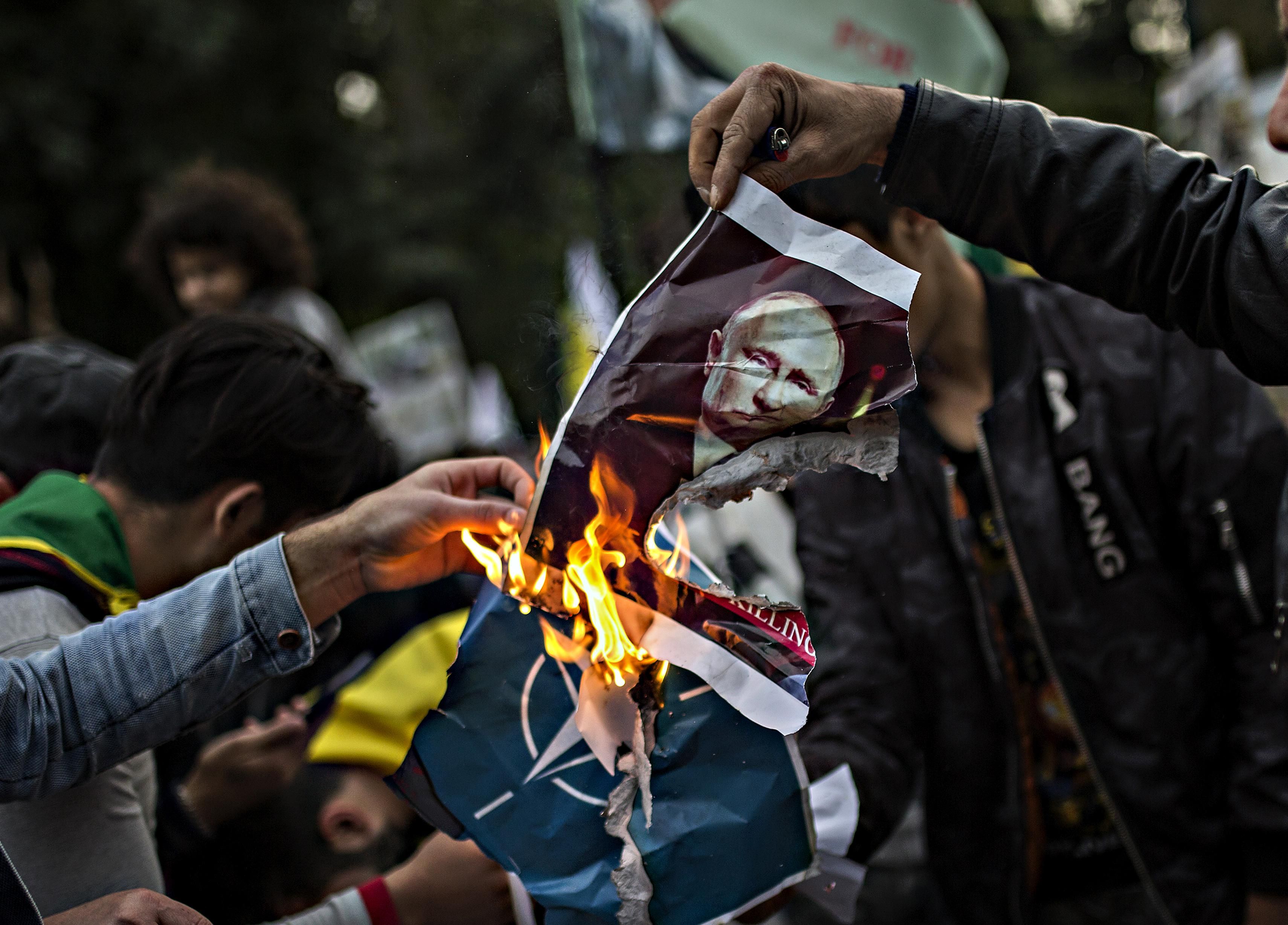 Alla ricerca costante di un nemico. Il nuovo no vax è chi non si allinea