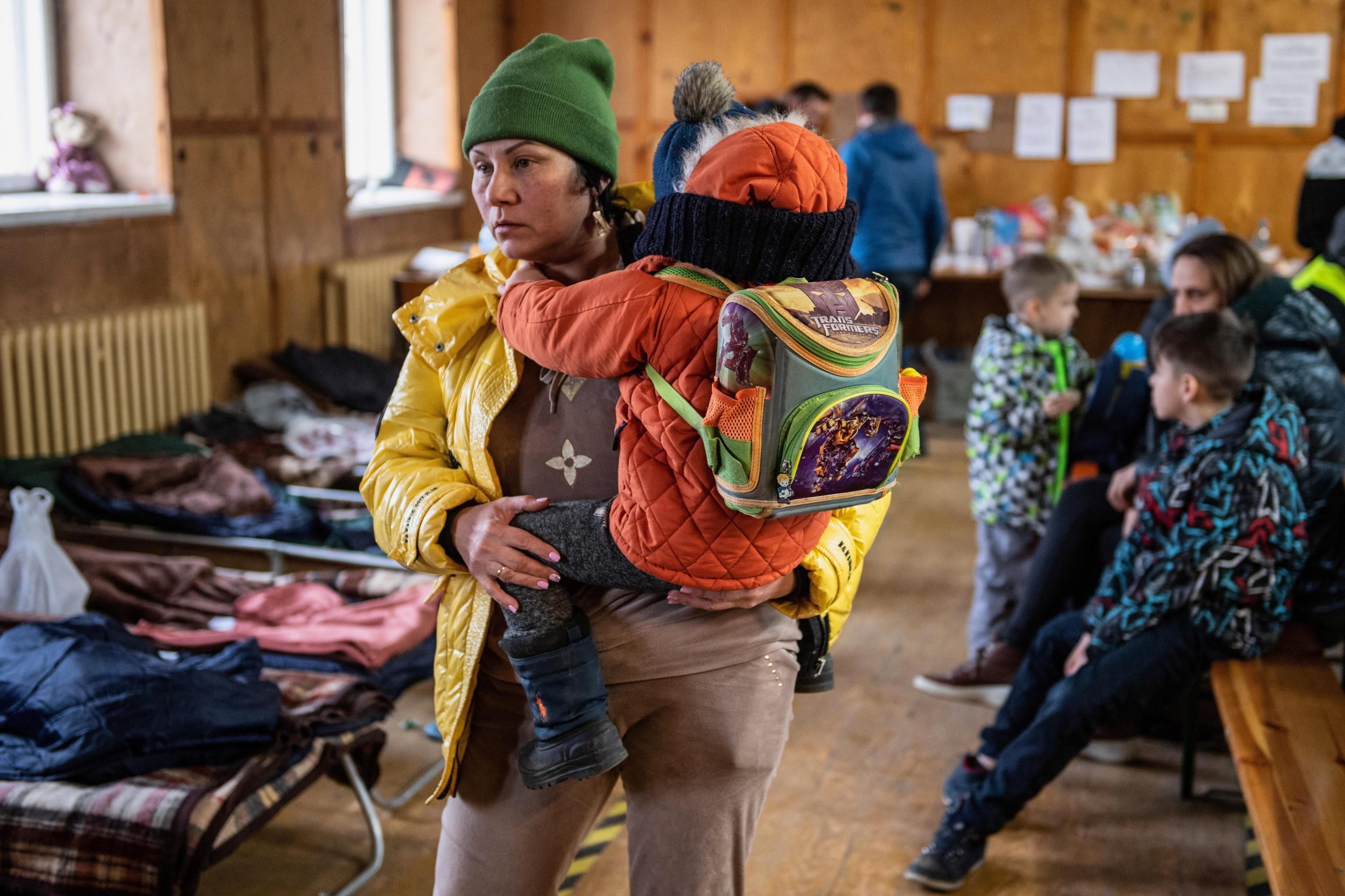 Soluzione di D’Amato per i profughi no vax: siringhe schierate alle frontiere ucraine