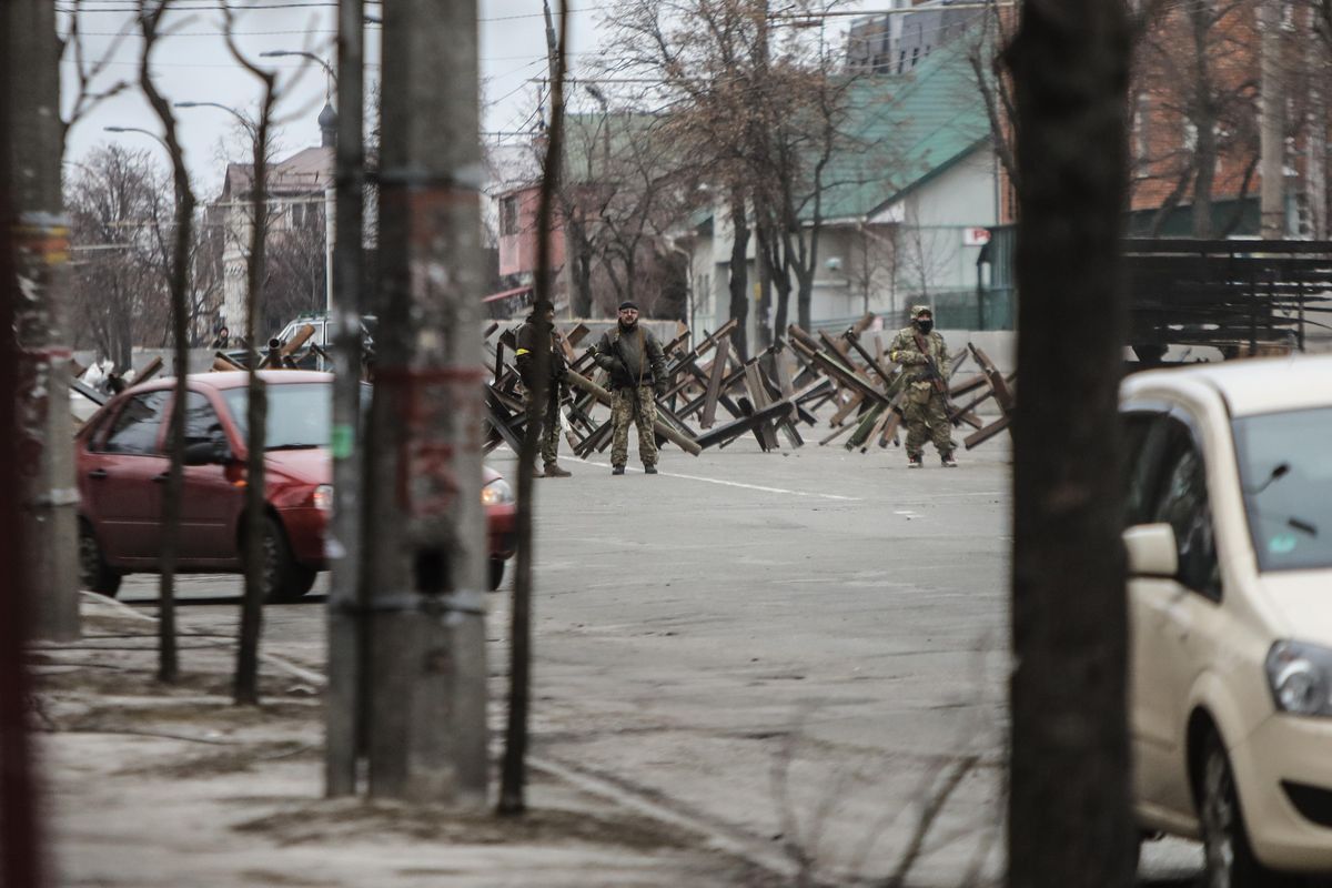 Fucili a chiunque nella Kiev assediata. E si può essere uccisi per uno sguardo
