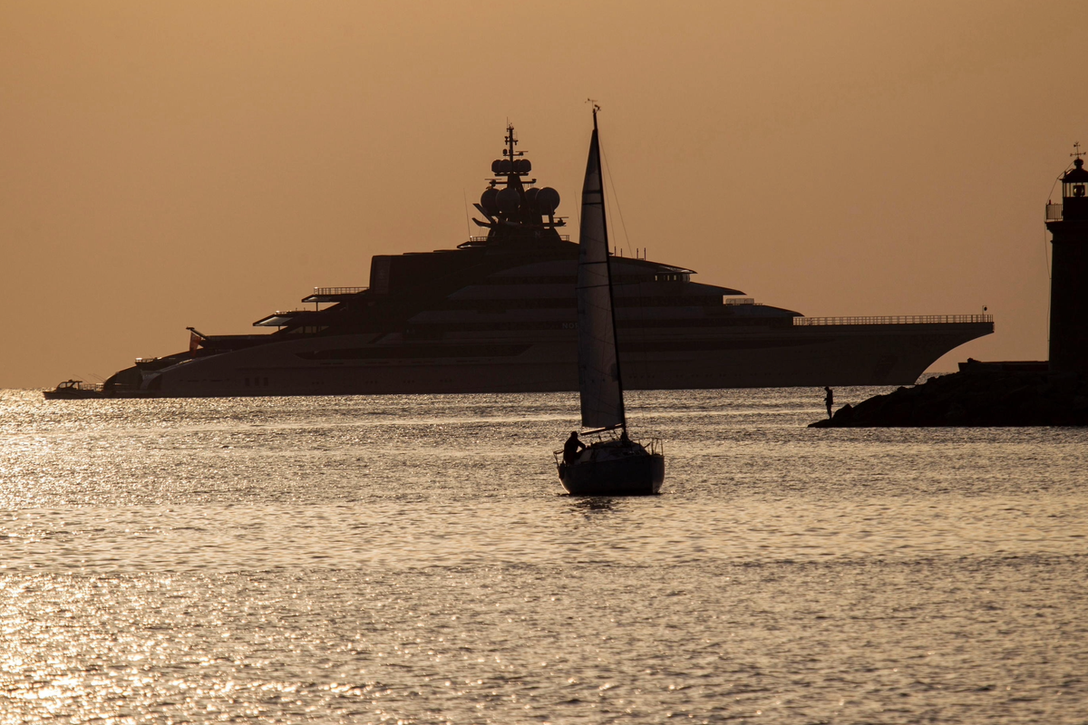 Lo Stato paga per gli yacht degli oligarchi