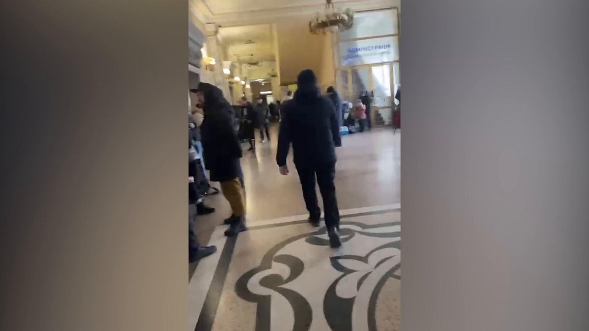 Reportage da Kiev. La stazione presa d'assalto per fuggire dalle bombe