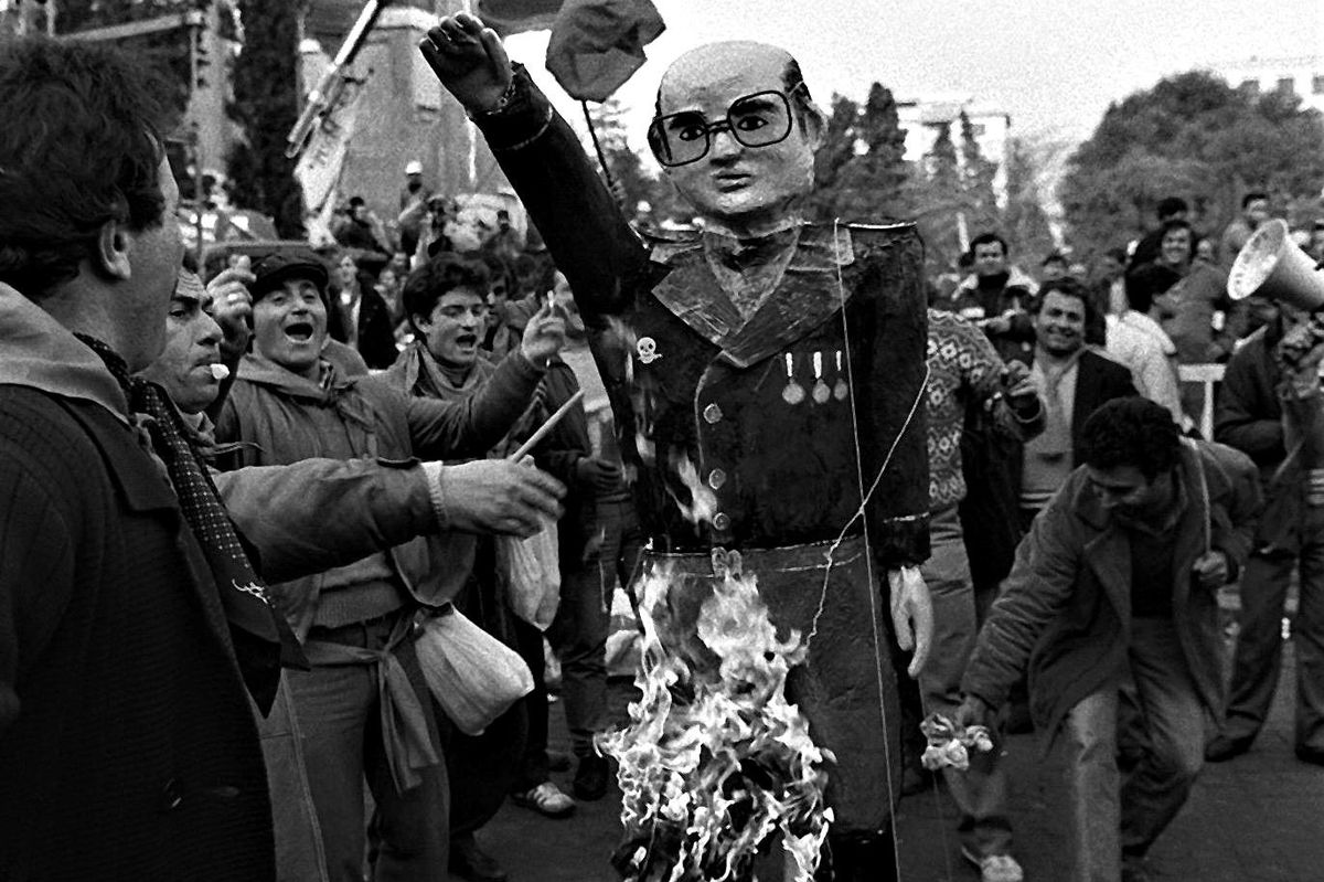 Anche dopo 30 anni la classe dirigente continua a impegnarsi per farsi odiare