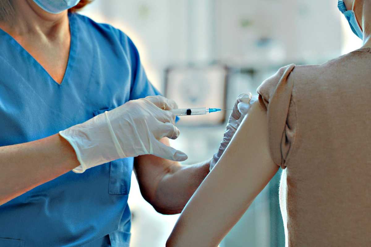 «Mia figlia si è uccisa dopo la seconda dose: gli effetti avversi erano insopportabili»