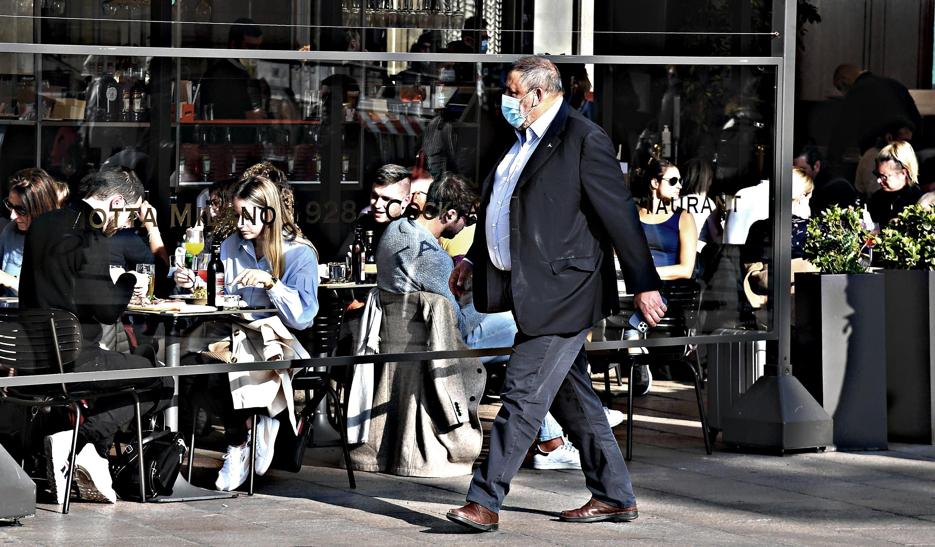 Con le riaperture a passo di lumaca cadono le ultime bugie sul green pass