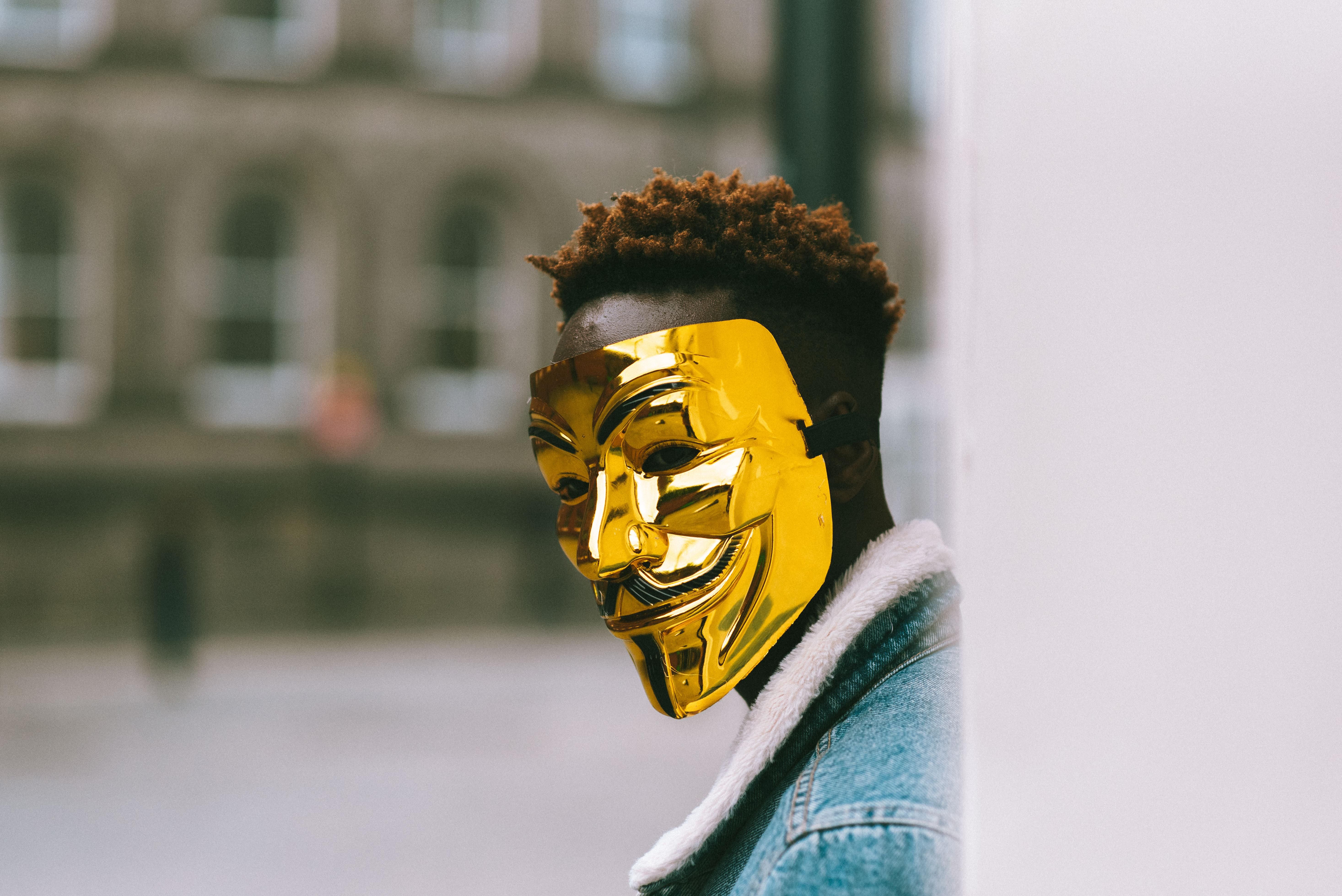 Человек в золотой маске