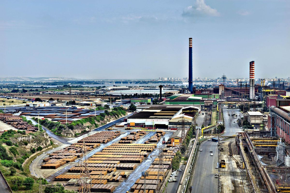 C’è urgenza di acciaio e all’ex Ilva vogliono mettere 3.000 operai in cassa integrazione