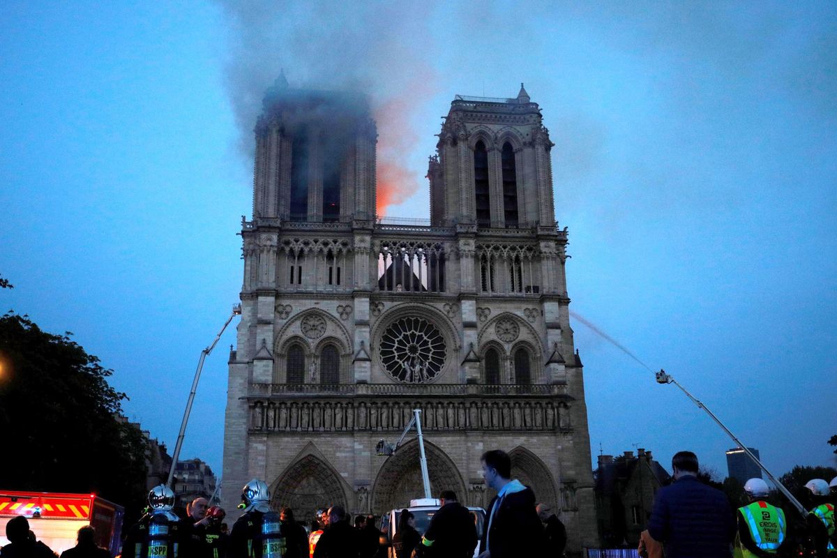 Notre-Dame distrutta. Un film rivela i danni dell’ambientalismo salottiero francese