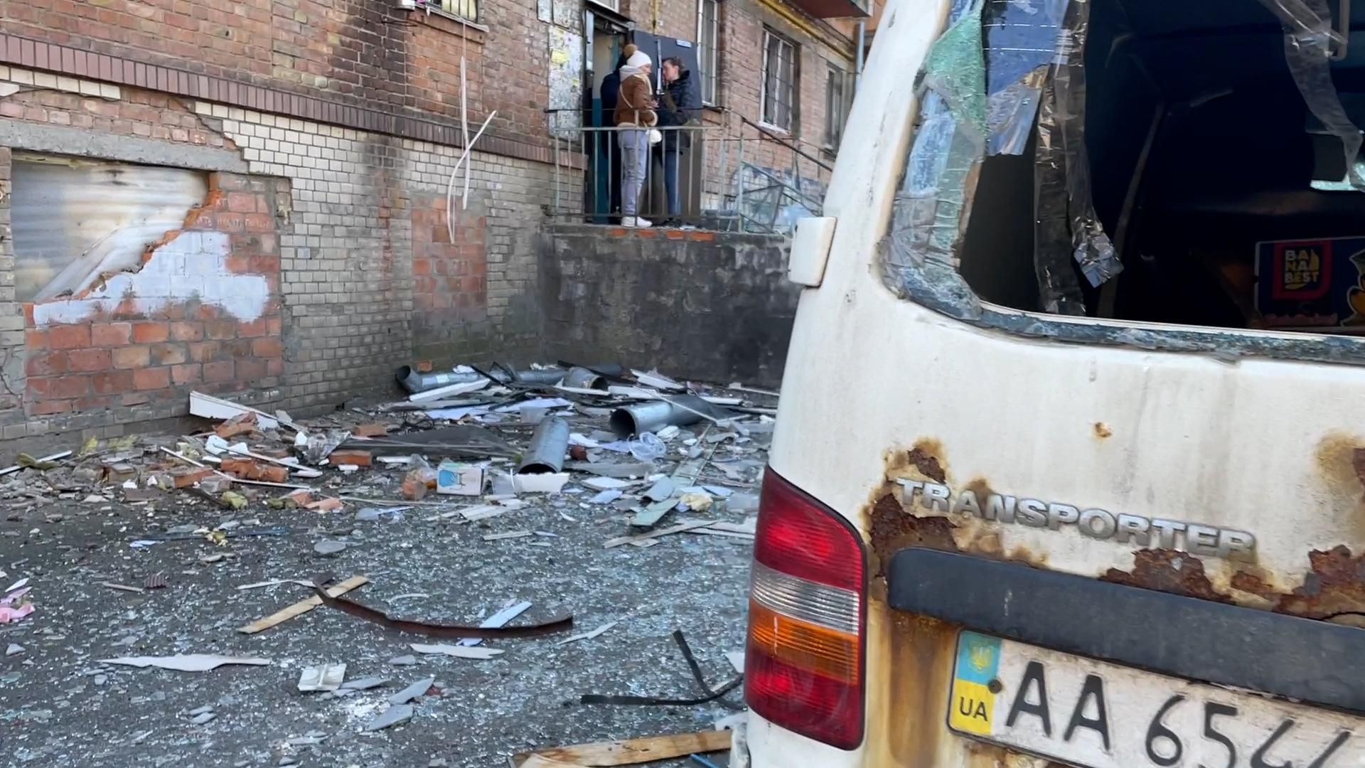 Reportage da Kiev. La distruzione dopo l'esplosione in un giardino