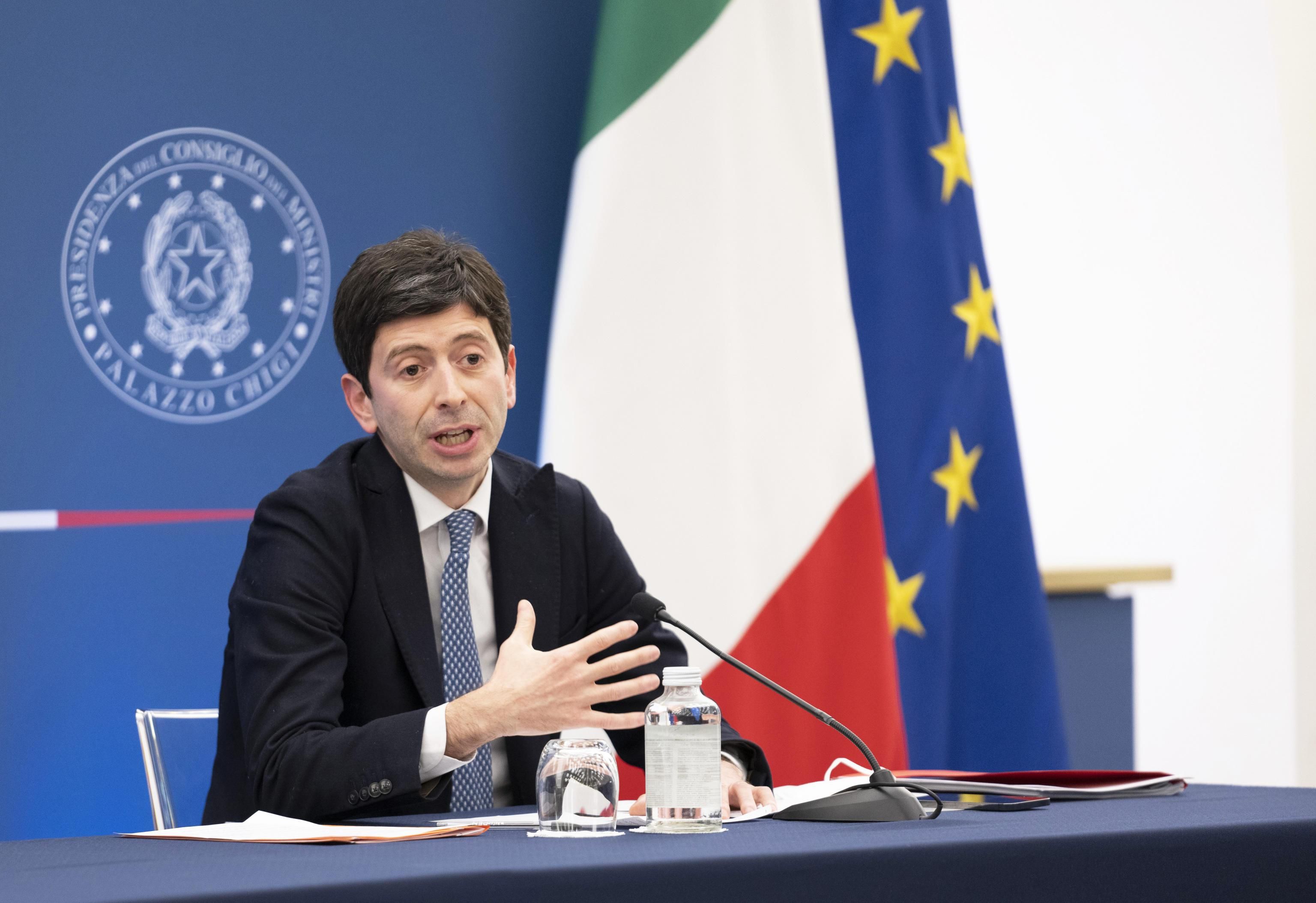 Il capolavoro di Speranza. Il green pass resta, i medici no