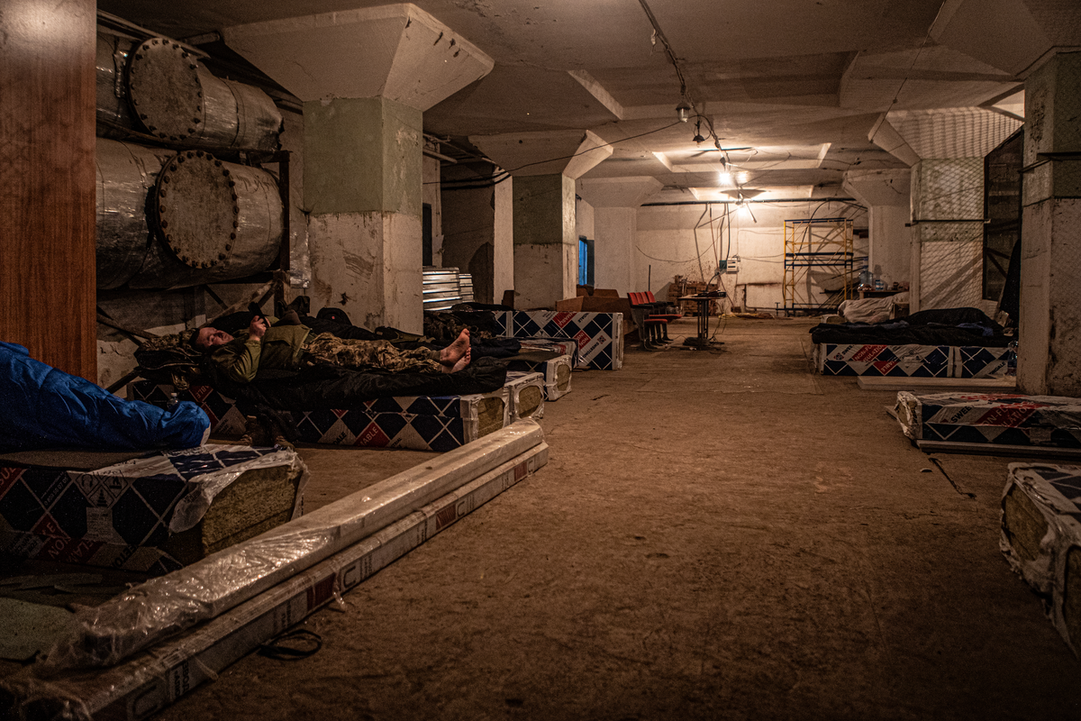 Nei bunker di Kiev ora la guerra si sente e i civili si armano