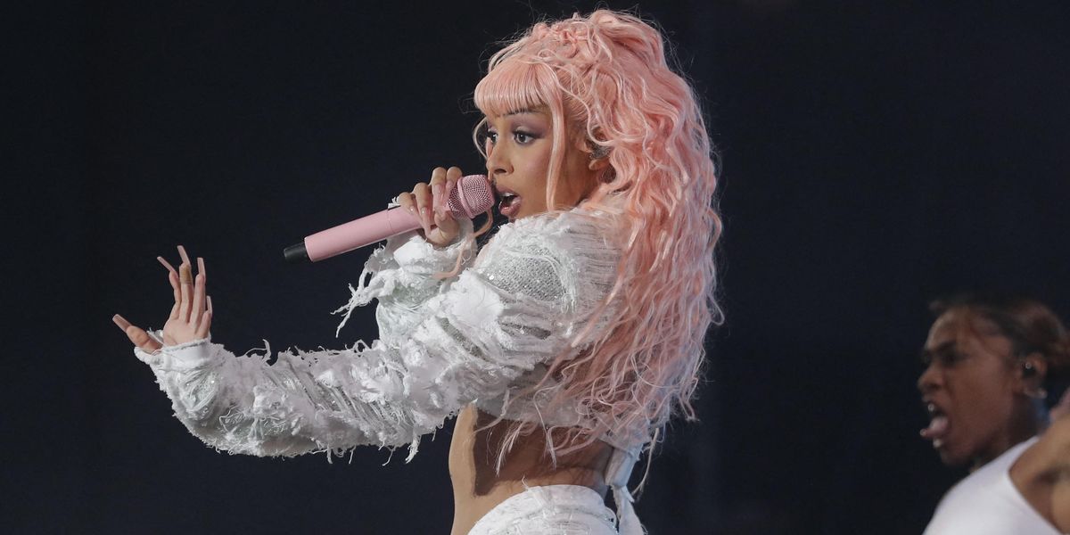 Doja Cat Stops Show to Help Fan in Distress