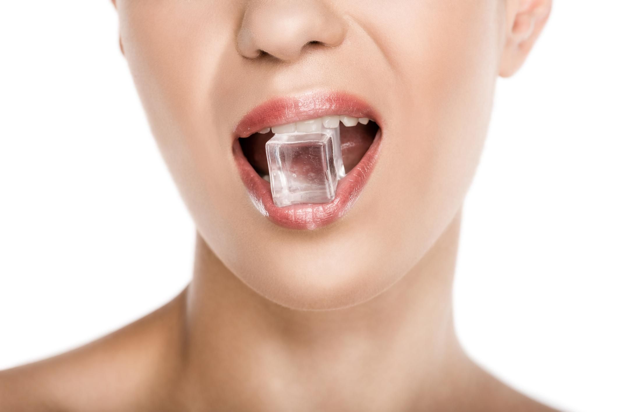 Salmone, cubetti di ghiaccio e Luna. Le diete da pazzi dei divi di Hollywood