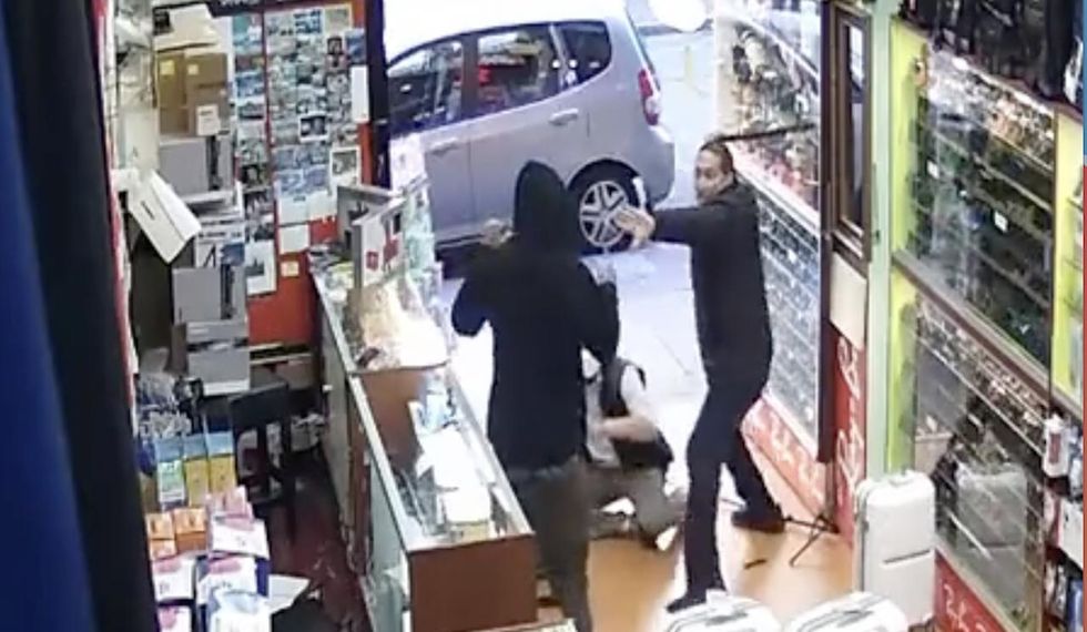 VIDEO: San Francisco store owners fight back against teenage smash-and-grab robbers who use hammers as weapons. The crooks lose.