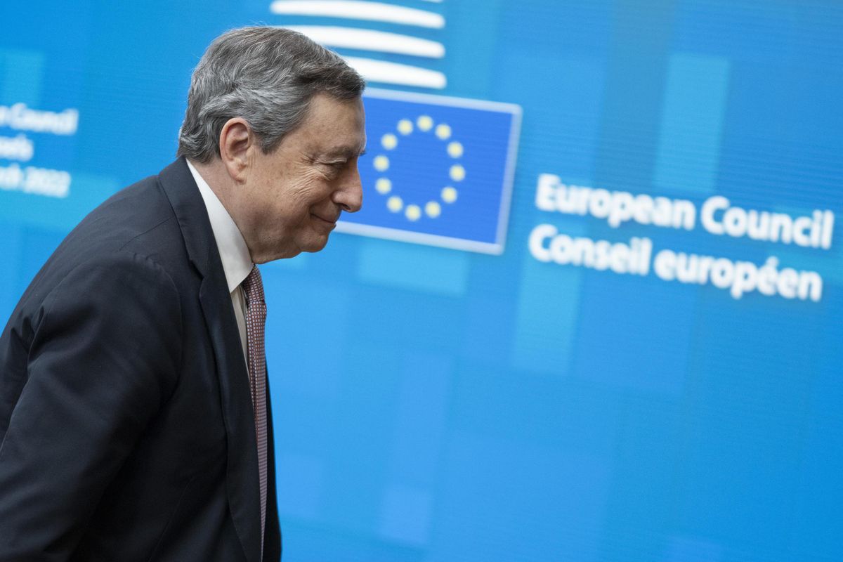 Draghi fa a cazzotti con i numeri. Poi annuncia: «Parlerò con Putin»