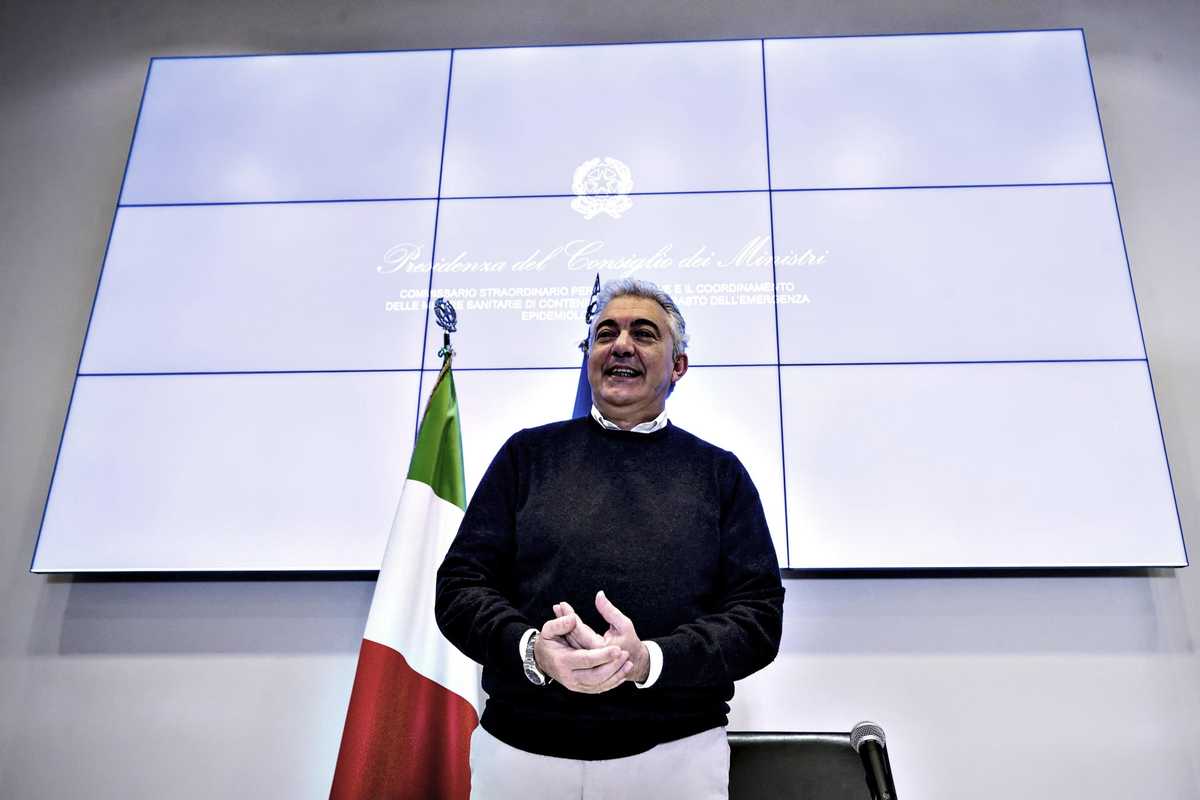 Mascherine cinesi non conformi: Arcuri verso il processo