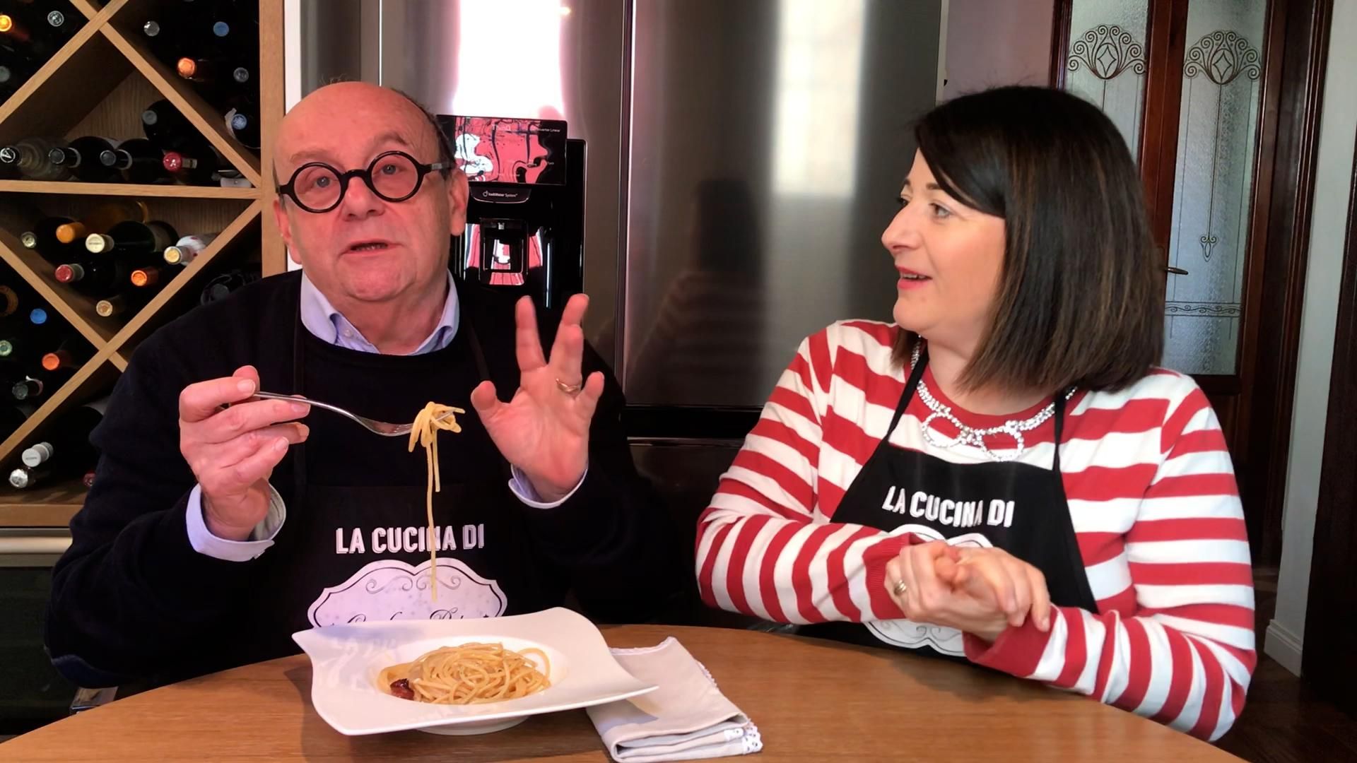 Le pillole di galateo di Petra e Carlo: come si mangiano gli spaghetti