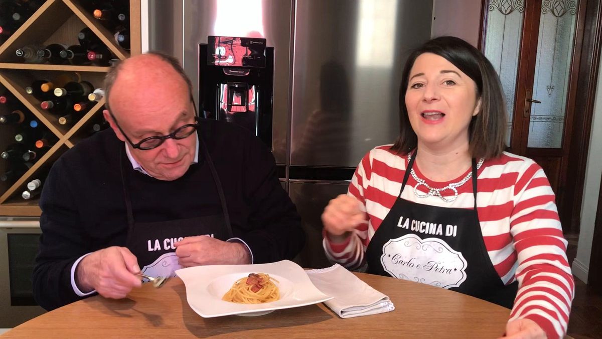 Le pillole di galateo di Petra e Carlo: come si mangiano gli spaghetti