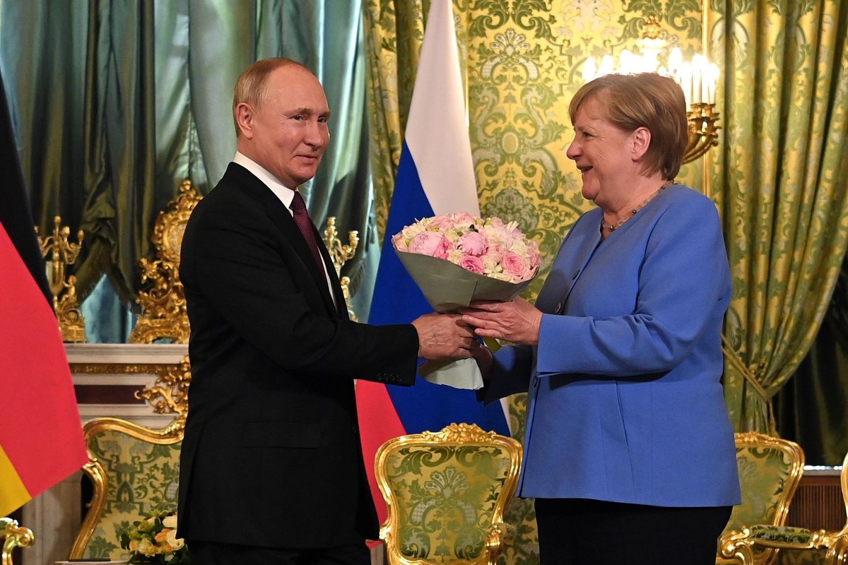 Arriva il contrordine sulla Merkel. Da statista passa a vassalla di Putin