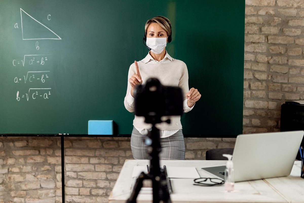 Saccheggiati i fondi per l’istruzione per pagare i sostituti dei prof no vax