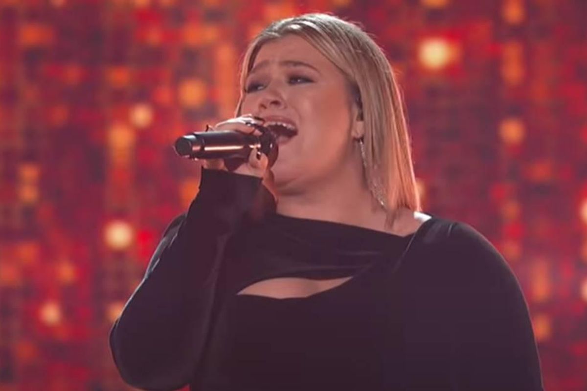 Kelly Clarkson Covers Dolly Parton at ACM Awards