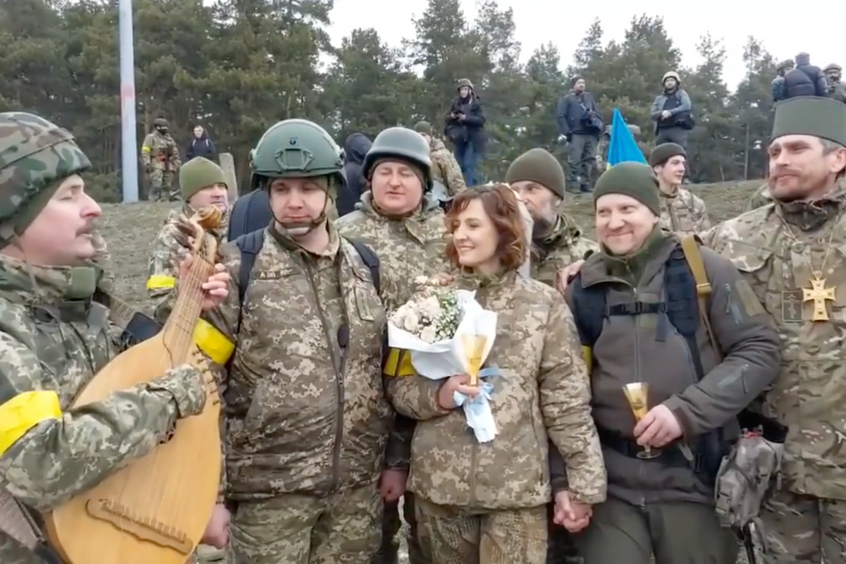 ukraine soldiers get married