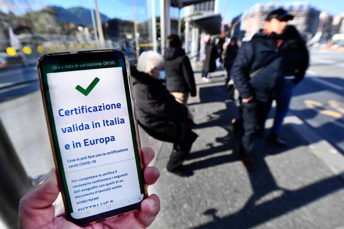 Ufficiale: il green pass è per sempre. Tra 18 mesi la proroga automatica