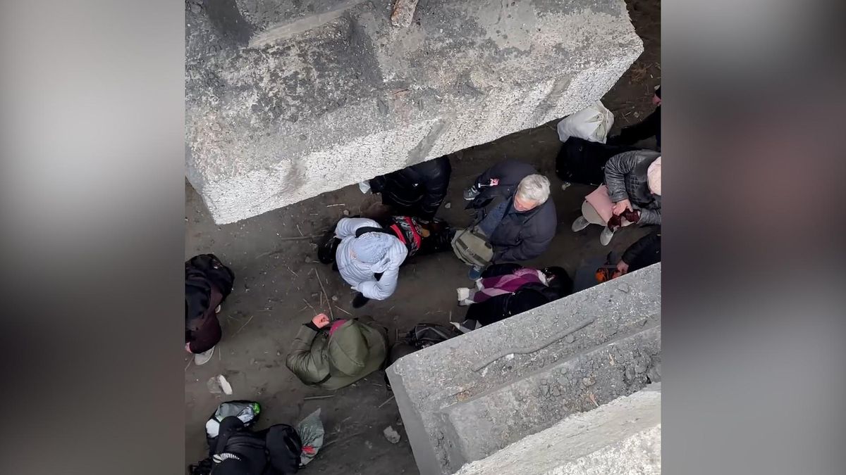 Reportage da Kiev. Gli sfollati cercano una via di fuga da Irpin sotto il ponte distrutto