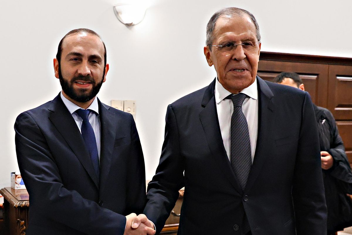 Al vertice turco si apre uno spiraglio per un incontro tra Putin e Zelensky