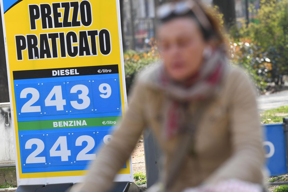 Carburanti verso 2,5 euro al litro. Ricordiamo che metà va in tasse
