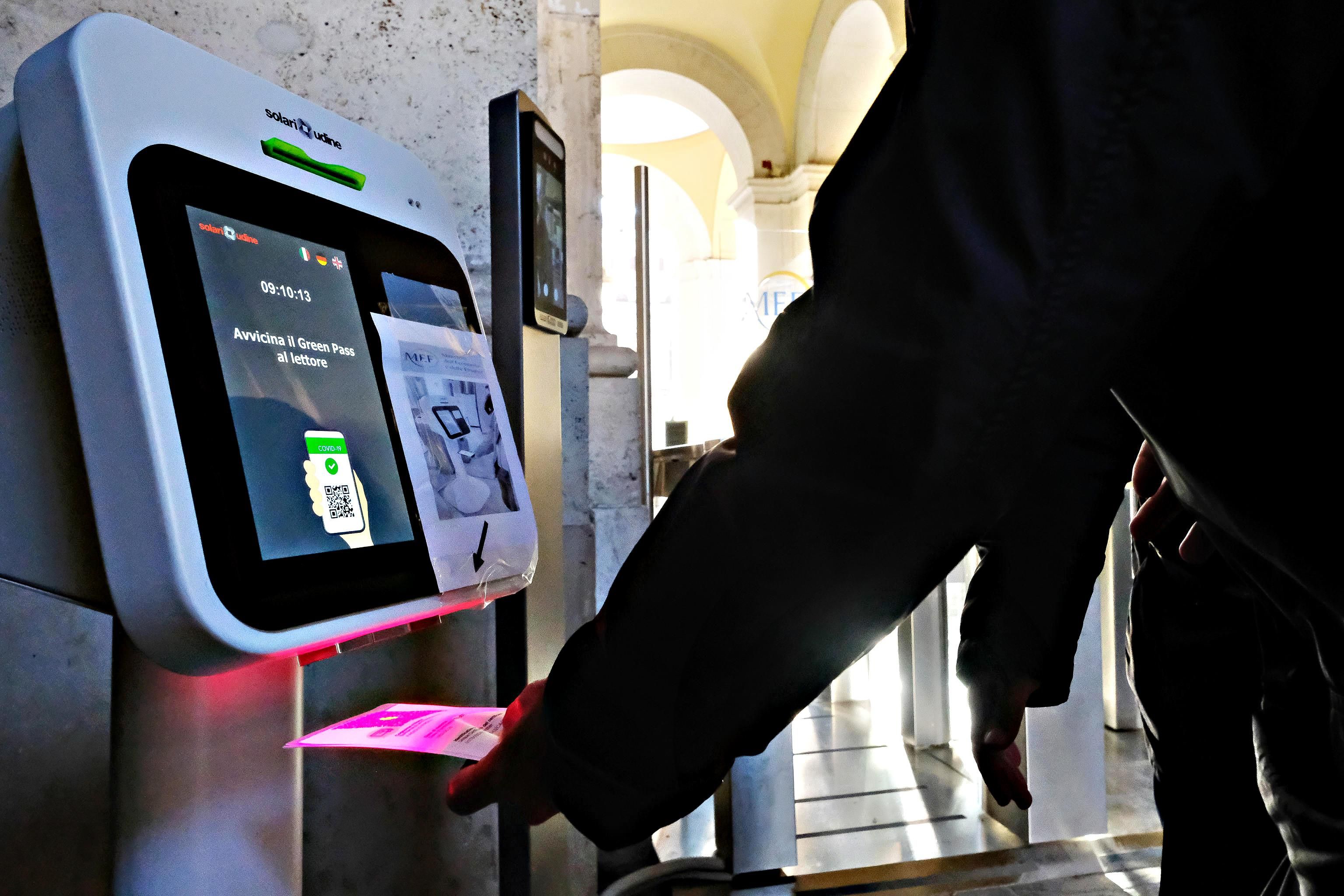 Smontata la propaganda sul pass: «Italia peggior Paese per decessi»