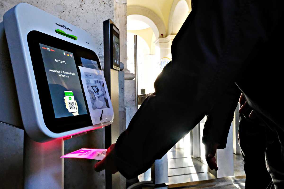 Smontata la propaganda sul pass: «Italia peggior Paese per decessi»