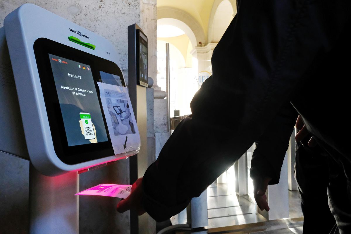 Il rialzo dei casi prova che non serve. Ma tornano i talebani del green pass