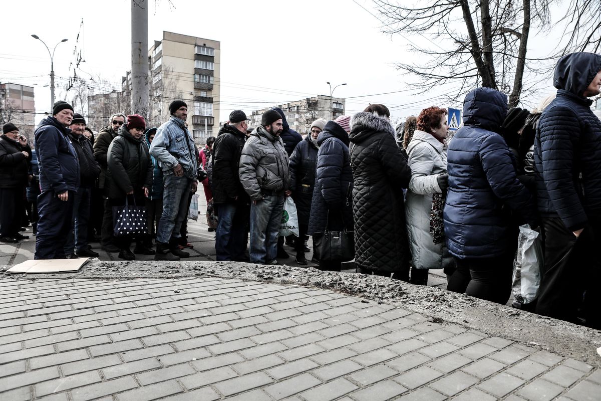 A Kiev arrivano i bombardamenti e le prime file per recuperare viveri