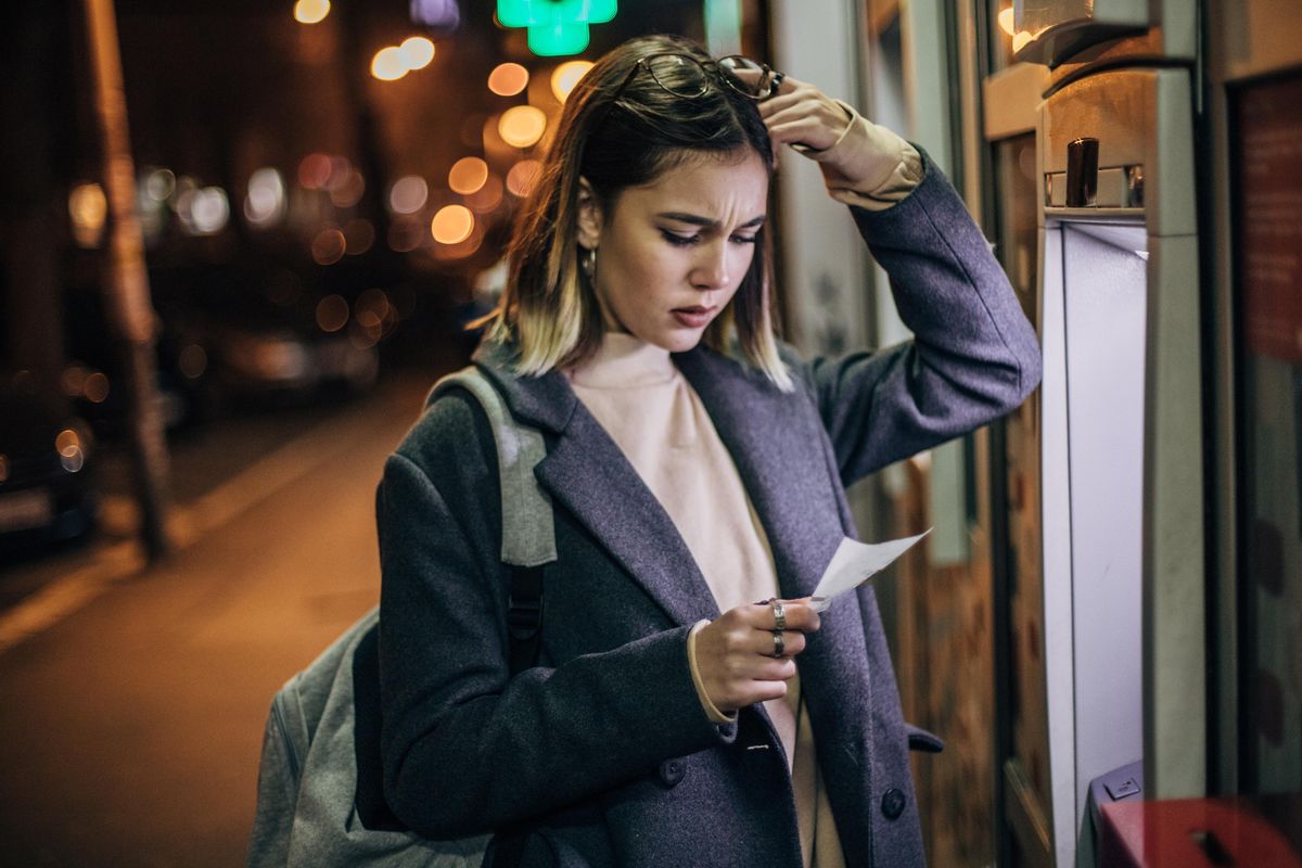 Caccia alle streghe Ue a russi e bielorussi. Le banche italiane bloccano i loro conti