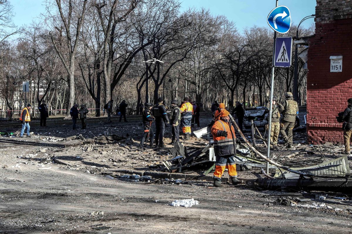 Piovono bombe sulla capitale in mezzo a chi fa la spesa o a chi cerca il primo sole