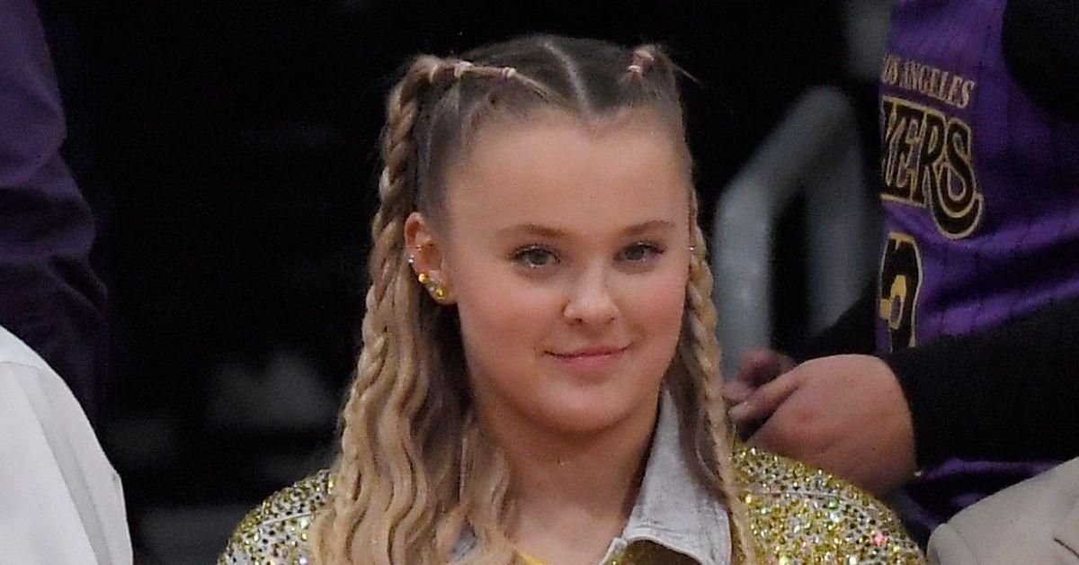 JoJo Siwa Has Mic Drop Response After Fan Told Her To Stop Talking About Being Gay At Concerts