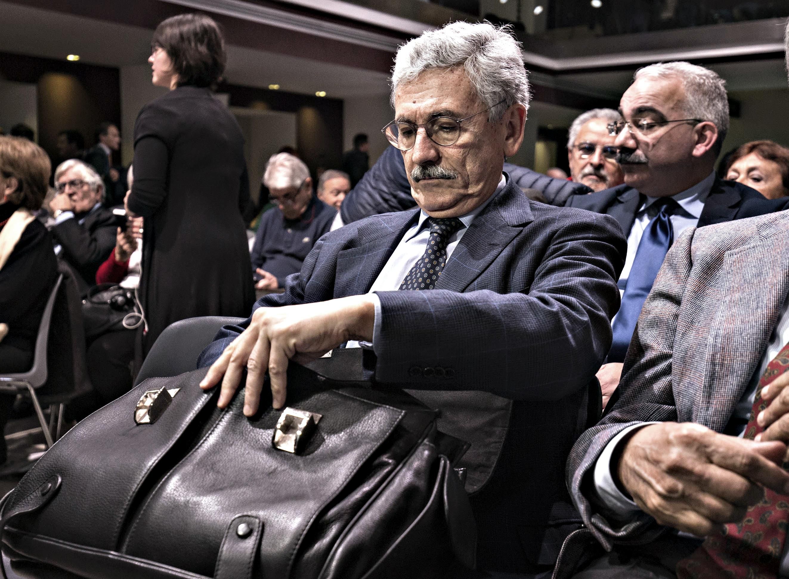 Caso armi, le aziende di stato costrette a scaricare D’Alema