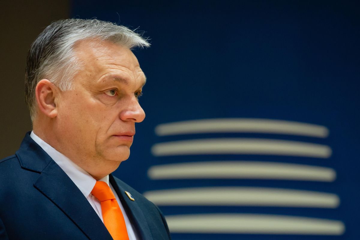 Si serra la stretta russa sul Donbass. Orbán media, Biden soffia sul fuoco