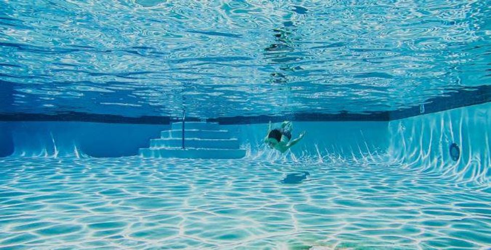 Dramatic video shows a heroic 3-year-old girl saving her younger sister from drowning in a pool