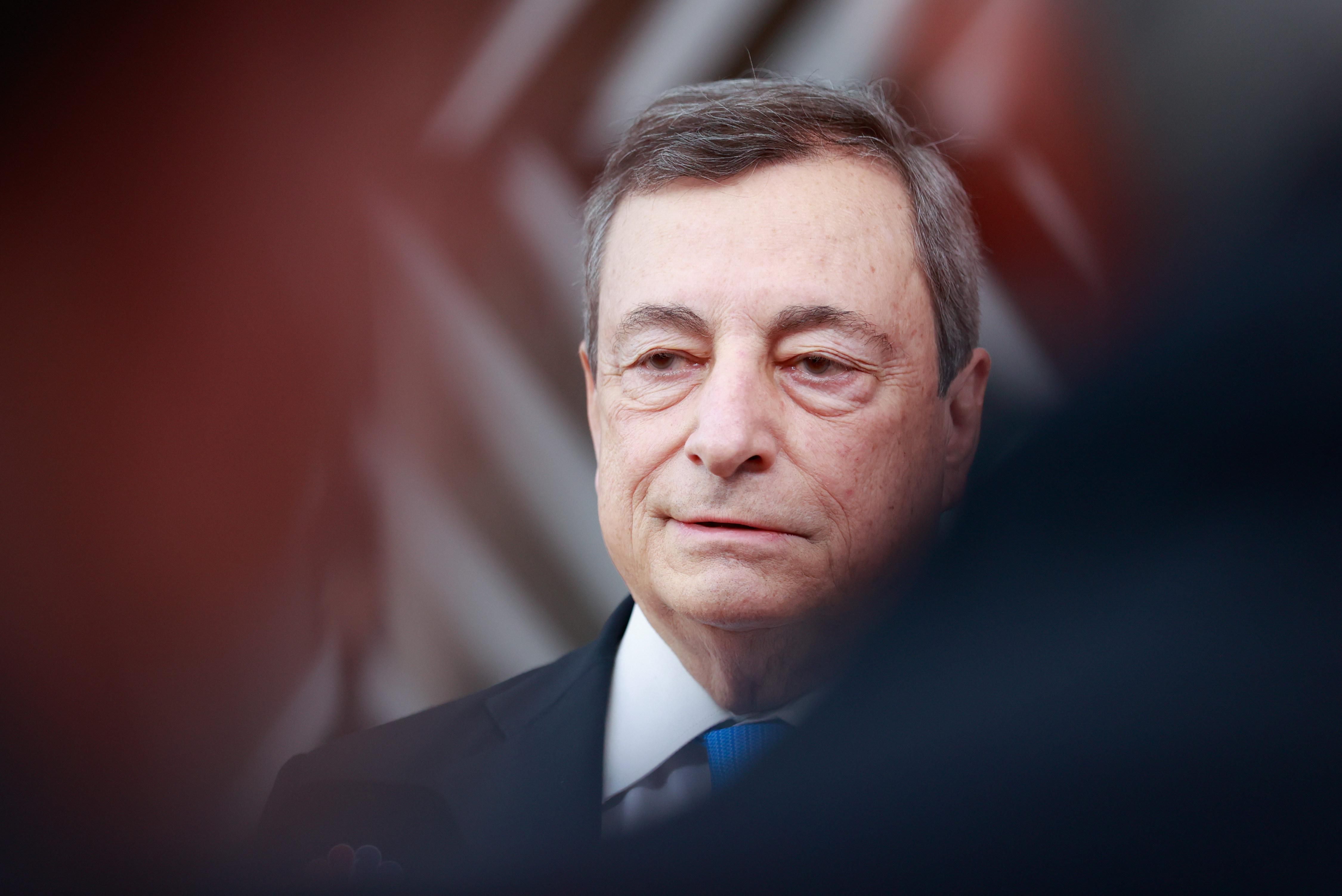 Governo delle carezze e dei cazzotti: sdraiato con l’Ue, duro con gli italiani