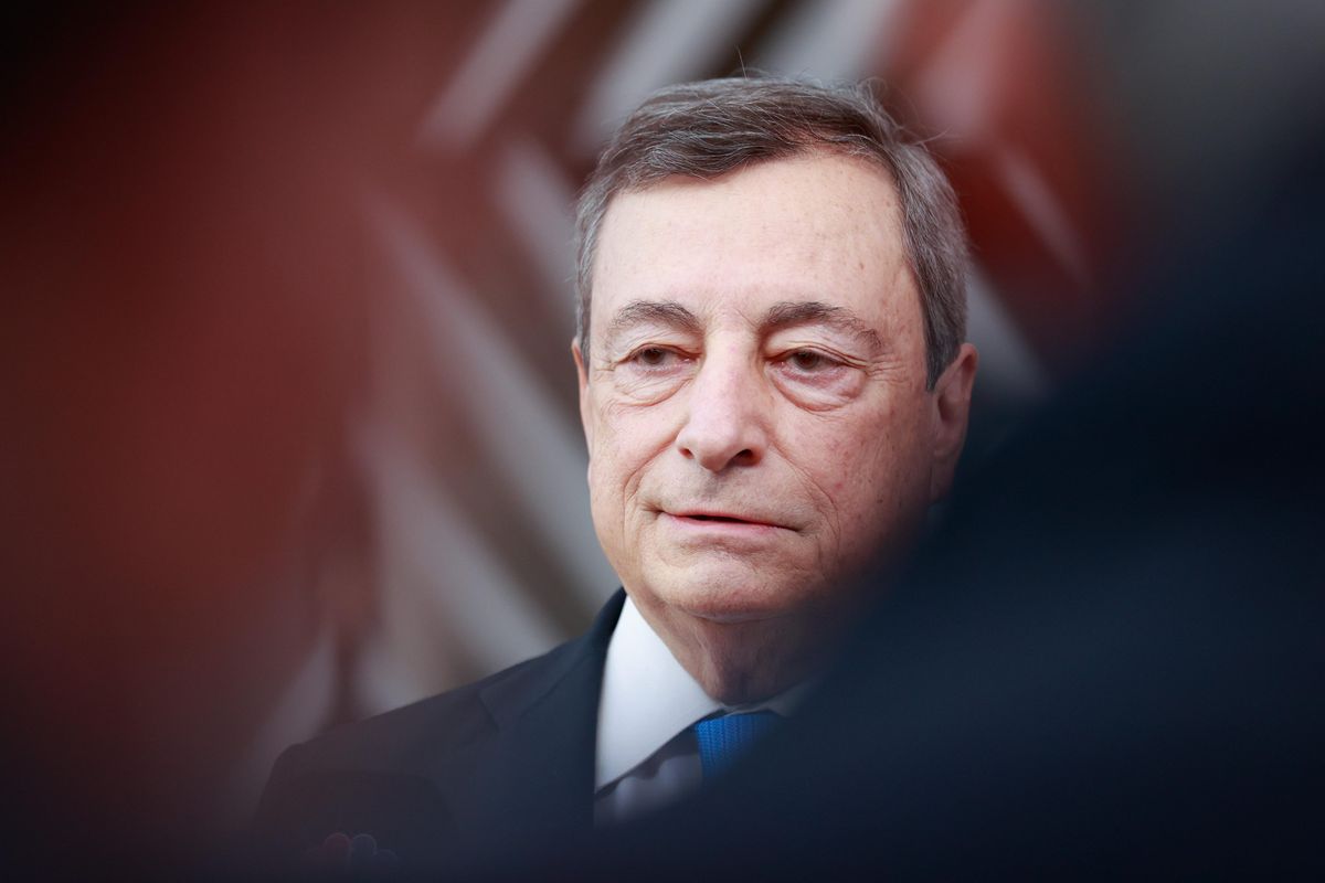 Governo delle carezze e dei cazzotti: sdraiato con l’Ue, duro con gli italiani