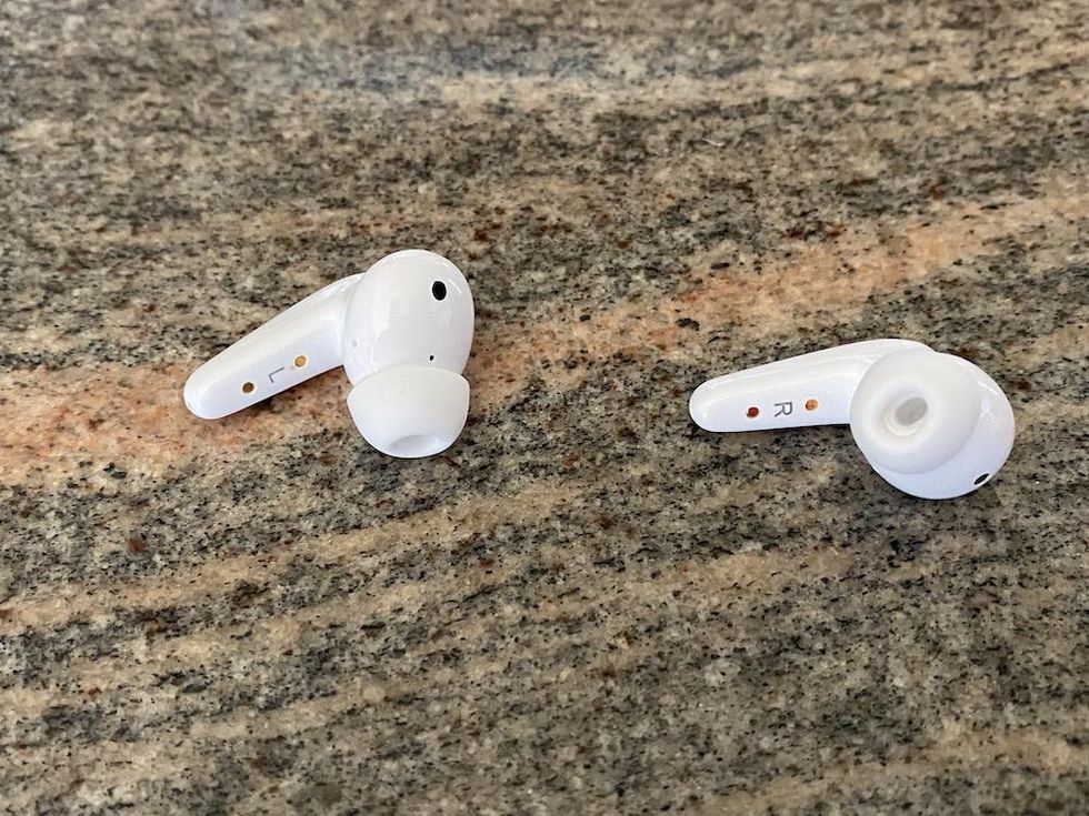 photo of Saknip earbuds on a countertop