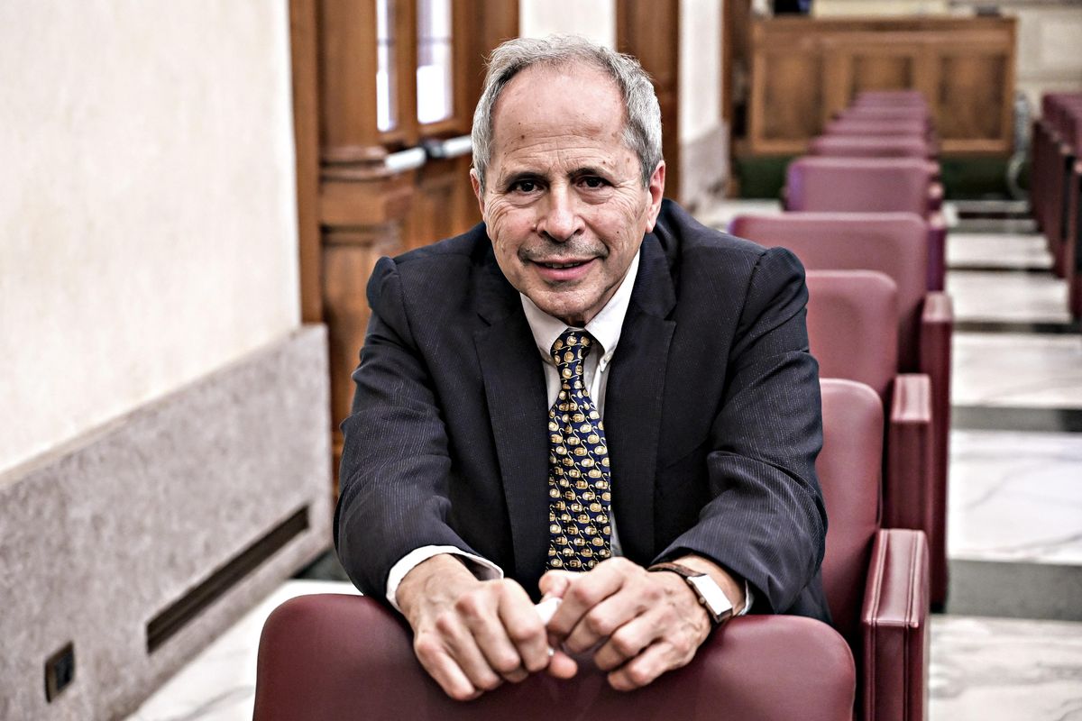 «Le mascherine al chiuso sono inutili. Assurdo vietare ai no vax di insegnare»