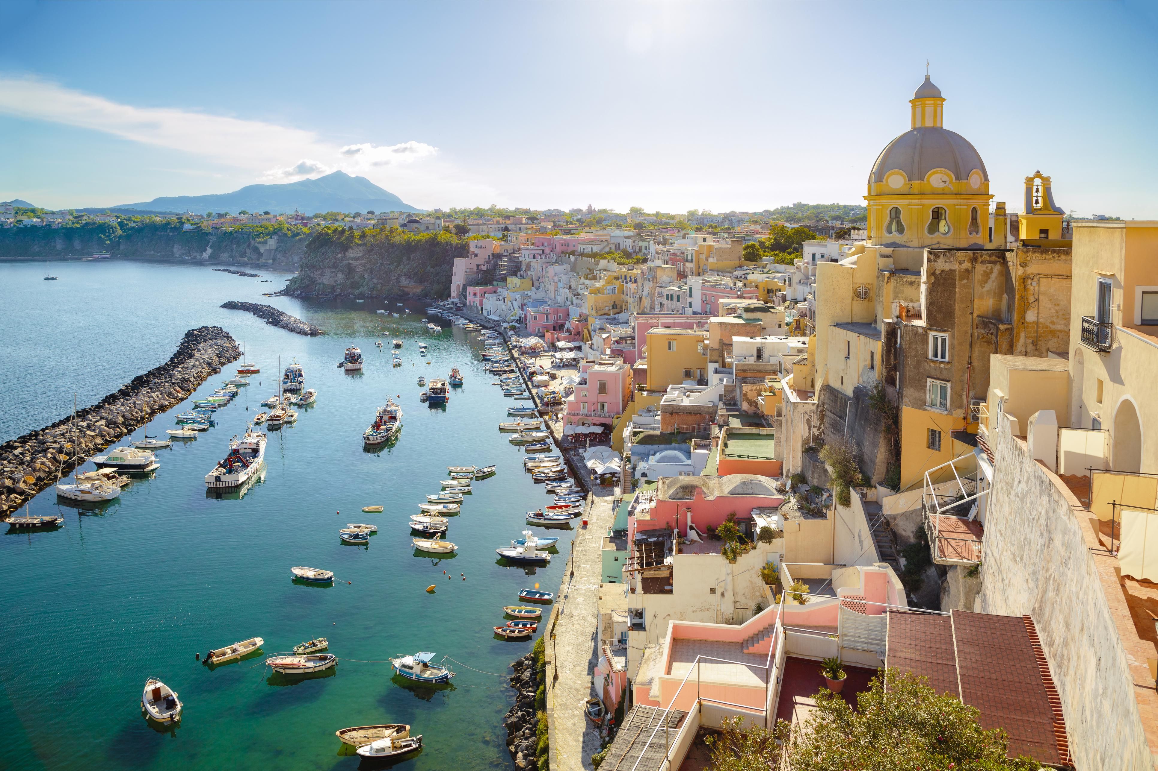 In viaggio tra le oltre 800 isole minori
