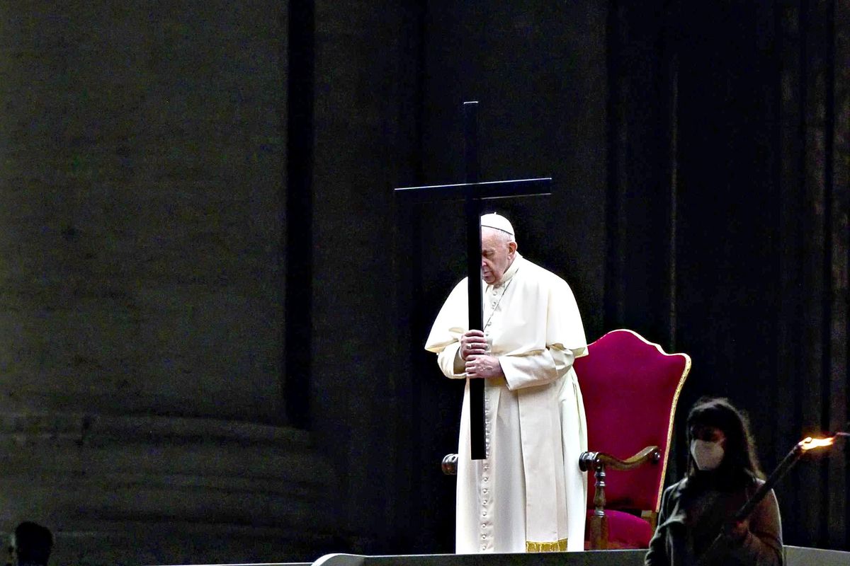 La croce delle critiche tocca ancora al Papa