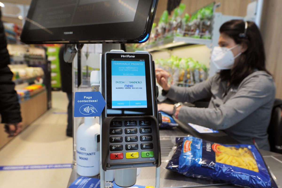 Pos in tilt, la rivincita dell'odiato contante
