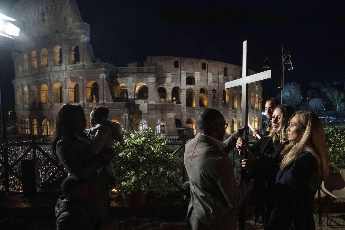 Dal Colosseo alle università Kiev demolisce tutti i gesti che uniscono ucraini e russi