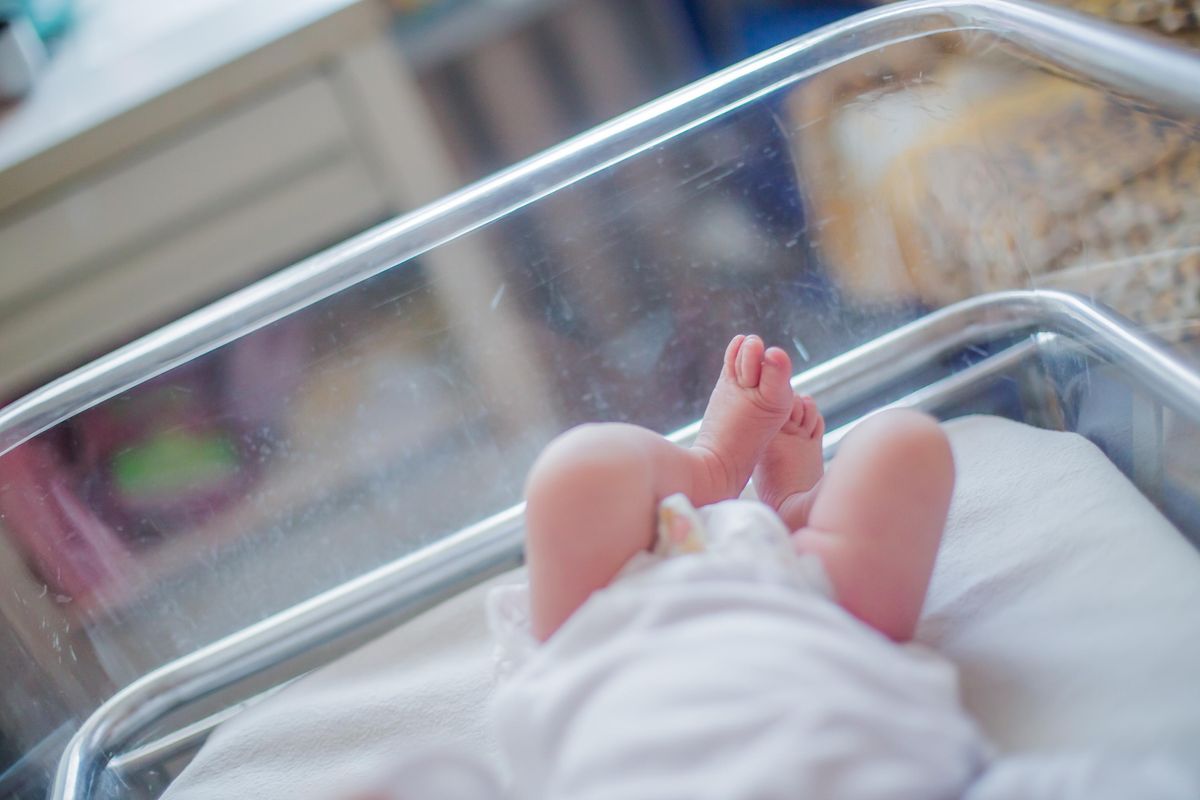 Gli americani salvano le madri surrogate e tutelano il business dei figli in vendita