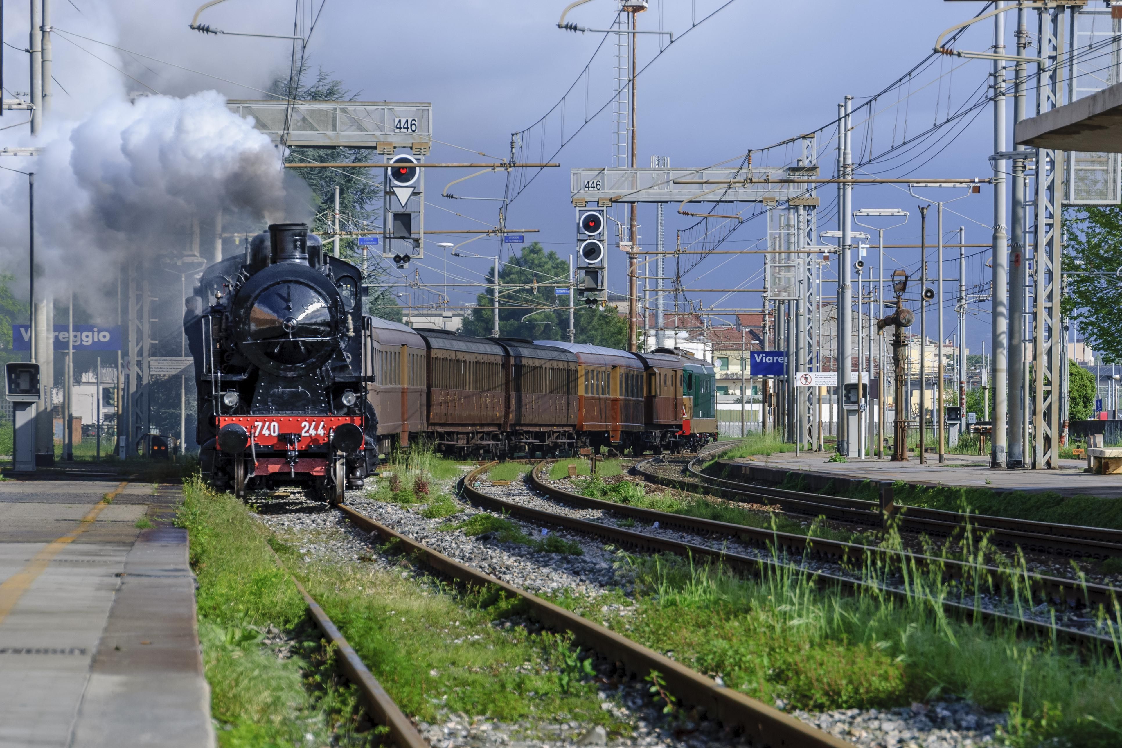 Girare l'Italia a bordo dei treni storici per riappropriarci del tempo