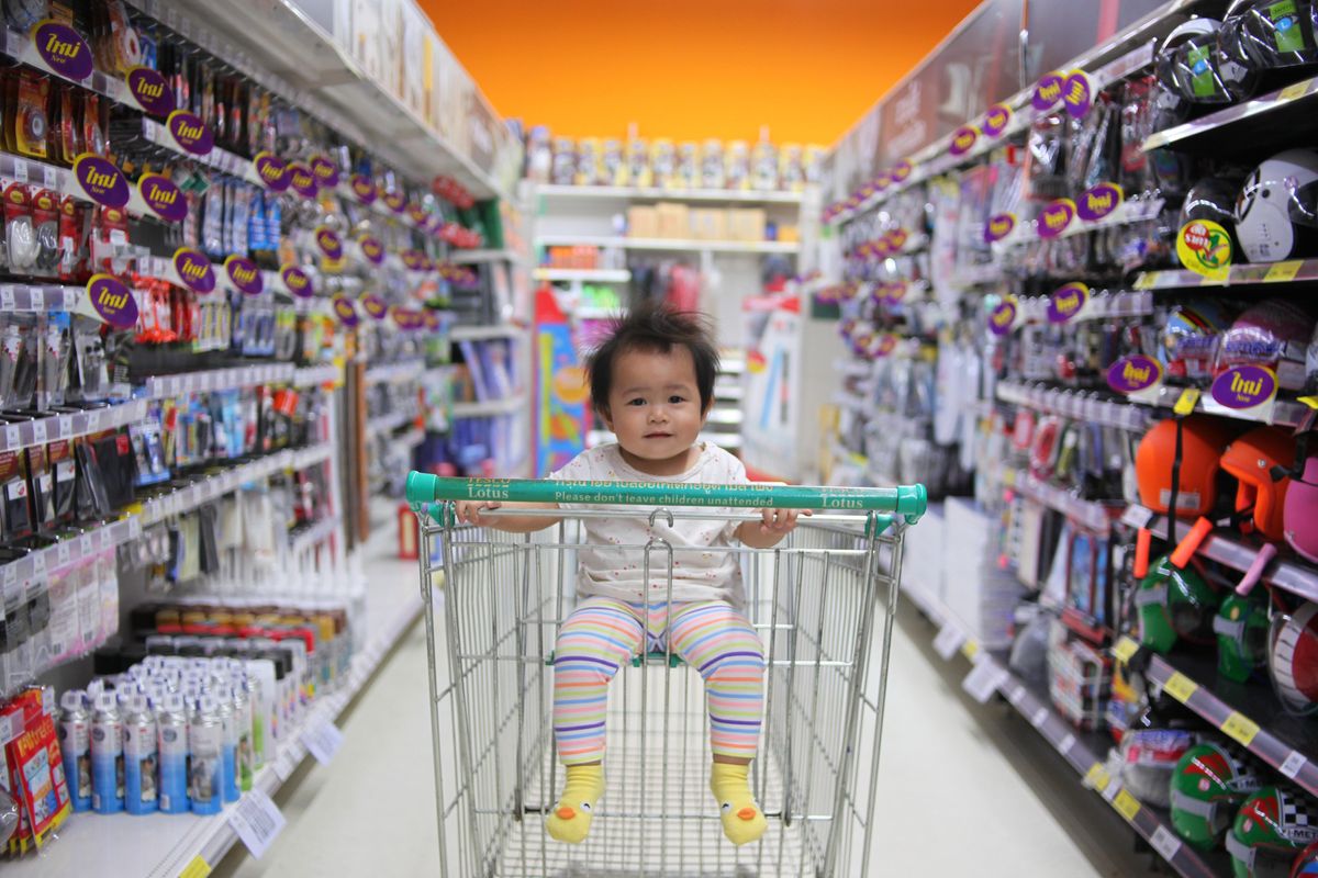 Little girl has the sweetest friendship with grocery store employee